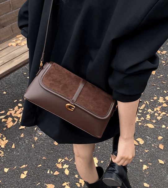 contrast-flap-shoulder-bag-with-gold-buckle